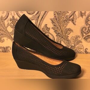 NATURALIZER Black Wedges